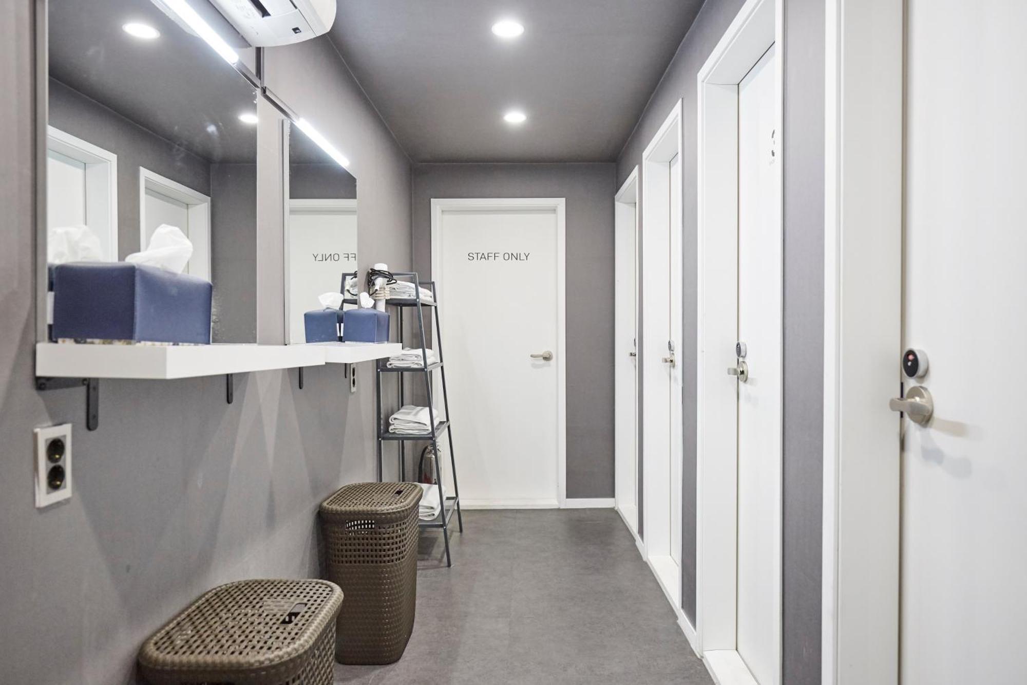The Capsule Myeongdong Hostel Seoul Bagian luar foto