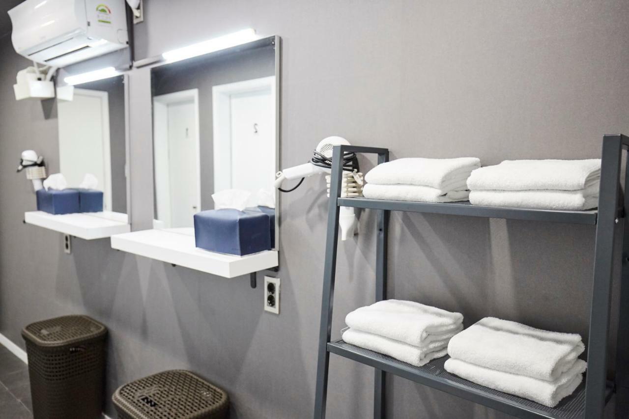 The Capsule Myeongdong Hostel Seoul Bagian luar foto