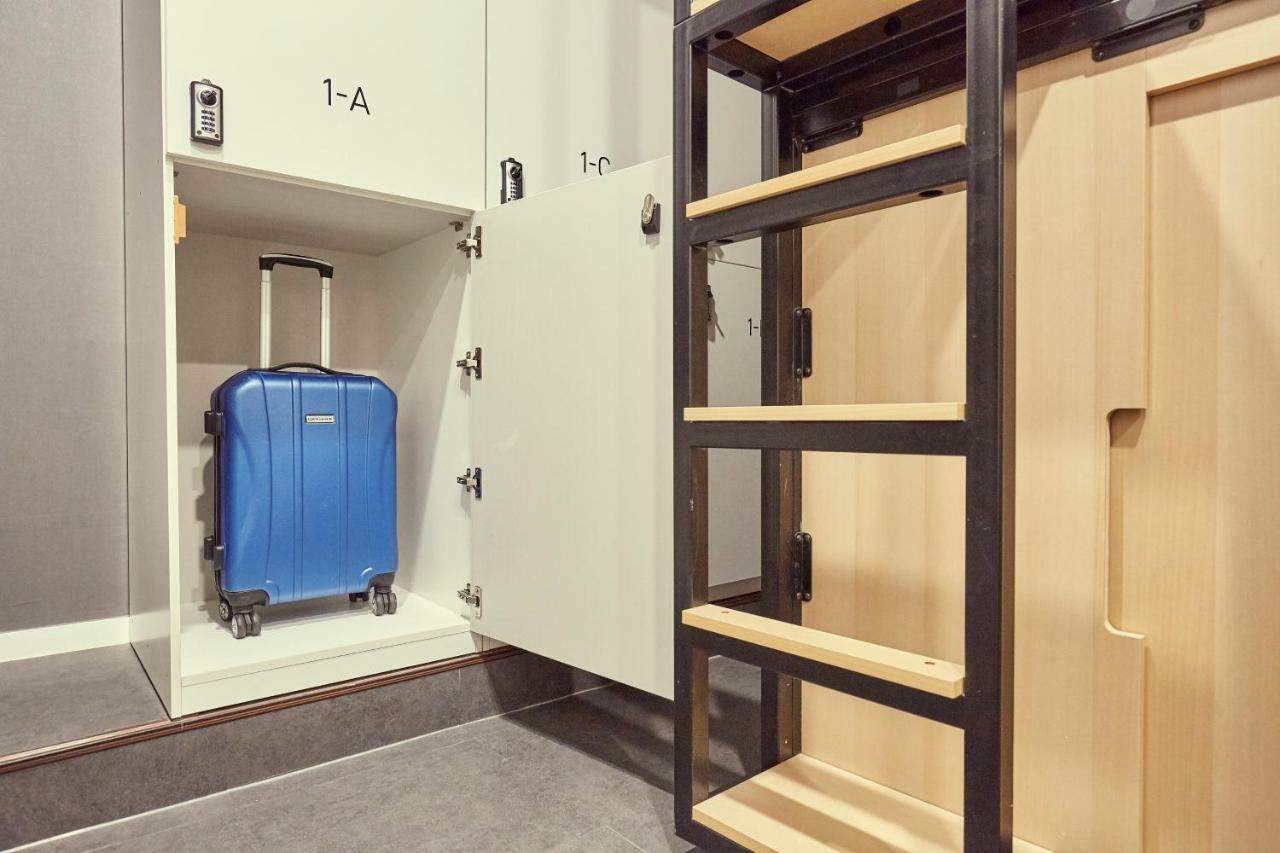 The Capsule Myeongdong Hostel Seoul Bagian luar foto